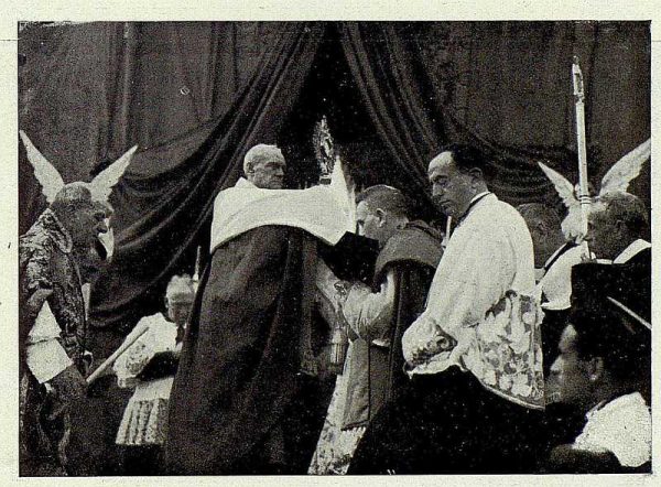 TRA-1926-238 - Congreso Eucarístico Nacional, el Cardenal Primado elevando la Sagrada Forma