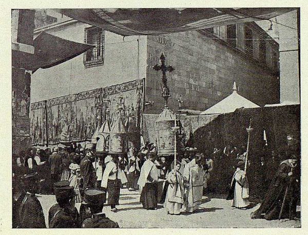 TRA-1927-244 - Corpus, la Manga catedralicia con las Mangas parroquiales