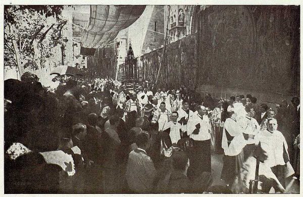 TRA-1927-244 - Corpus, la Procesión retorna a la Catedral