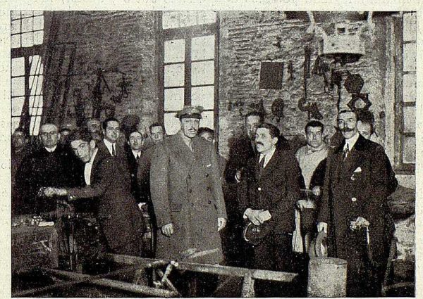 TRA-1928 - 255 - El rey en el taller de Julio Pascual - Foto Rodríguez