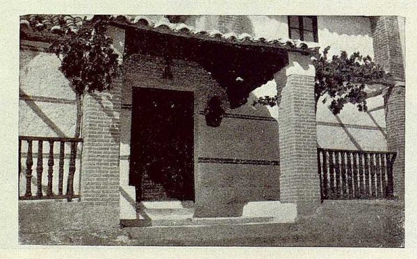 TRA-1929-264-Cigarral El Bosque de los marqueses de la Vega del Retortillo, entrada a la capilla-Foto Rodríguez