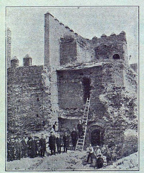 003_TRA-1916-063-La Antigua Puerta de Visagra antes de restaurarla-Foto Lucas Fraile