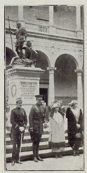 010_TRA-1921-164-Foto Regia en el Patio del Alcázar-Foto Rodríguez