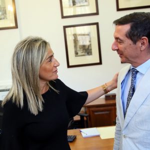 ilagros Tolón recibe al nuevo presidente de la Audiencia Provincial de Toledo, Juan Ramón Brigidano, en el Ayuntamiento