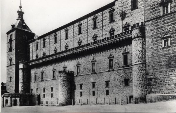 02 - 1930 ca - 509 - Toledo - El Alcázar. Fachada Este antes del asedio