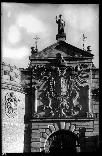 02 - 1952-11-00 - 040 - Toledo - Escudo de la Puerta de Bisagra