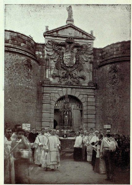 022_TRA-1926-238-Congreso Eucarístico Nacional, la Custodia en Puerta de Bisagra