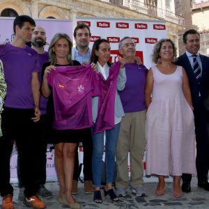 a alcaldesa respalda la presentación de la camiseta ‘más toledana’ de la ‘San Silvestre’ que abre este martes sus inscripciones