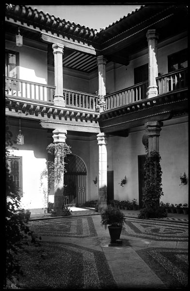 05 - 1947-07-00 - 016 - Toledo - Patio típico [Calle Núñez de Arce]