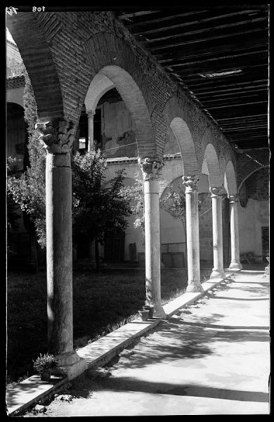 05 - 1947-07-00 - 108 - Toledo - Santa Cruz. Detalle del patio