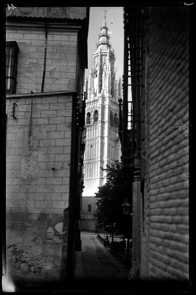 05 - 1958-06-00 - 011_2 - Toledo - Calle y torre de la Catedral