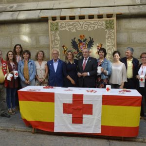 a alcaldesa colabora con Cruz Roja en el Día de la Banderita cuyos fondos irán destinados a proyectos de apoyo a personas mayores