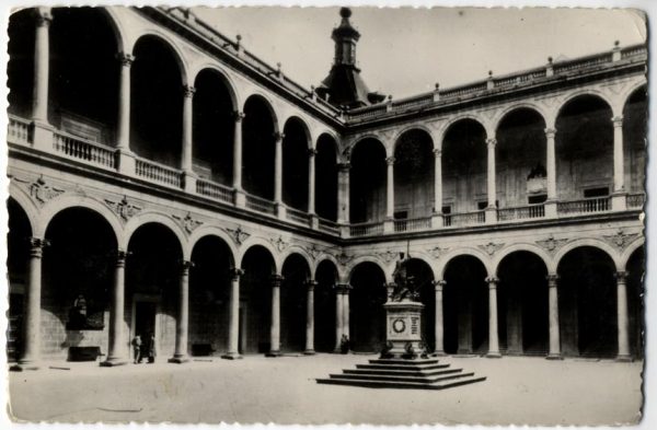 06 - 1930 ca - 501 - Toledo - El Alcázar. Patio de Carlos V antes del asedio