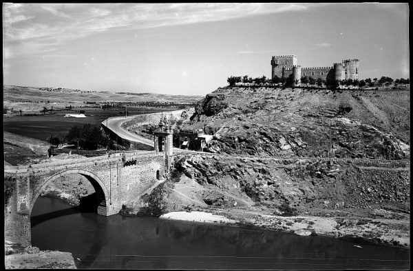 07 - 1961-04-00 - Toledo - Puente de Alcántara y castillo de San Servando