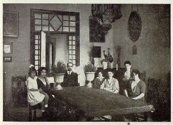 074_TRA-1921-176-Casa de El Bosque, el marqués con su familia