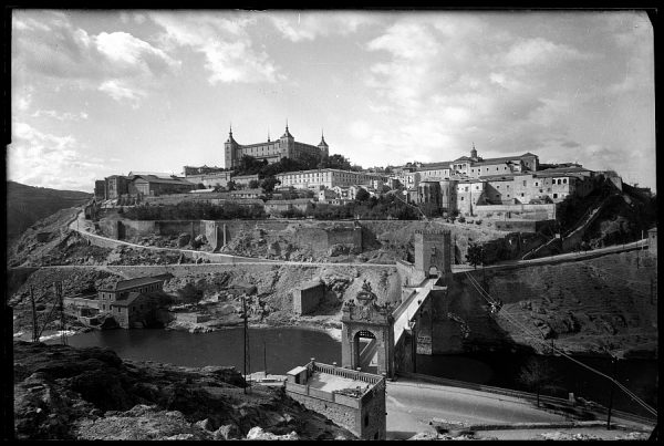 08 - 1930 ca - Toledo - El Alcázar desde el puente de Alcántara, antes del asedio