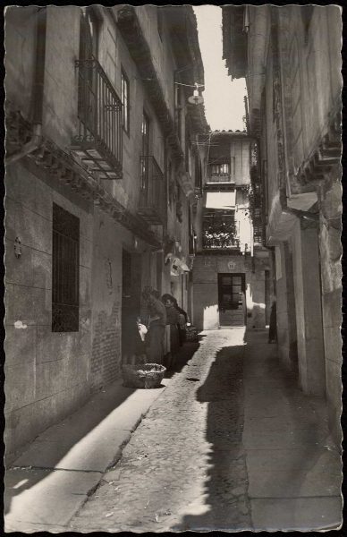 09 - 1958-06-00 - 010 - Toledo - Callejón típico [Callejón de Bodegones]