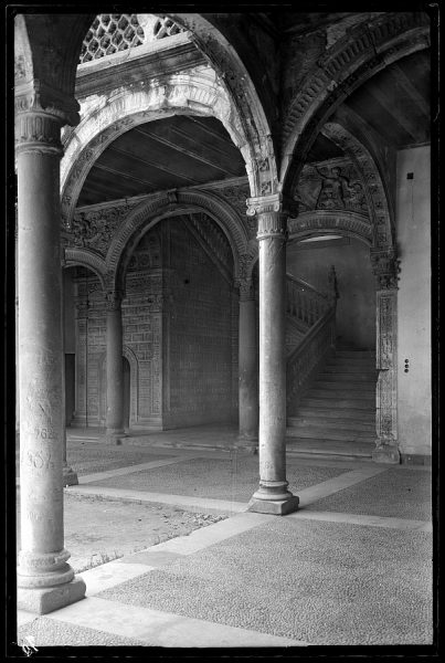 09 - 1958-06-00 - 070 - Toledo - Santa Cruz. Detalles del patio y escalera