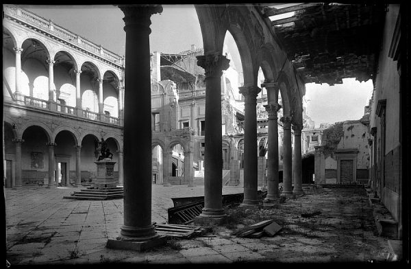 10 - 1947-07-00 - 061 - Toledo - Patio del Alcázar