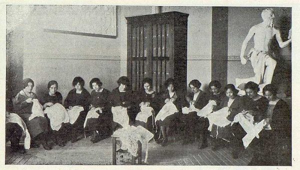 146_TRA-1923-194-Escuela Normal de Maestras, alumnas de cuarto año en el ropero- Foto Rodríguez