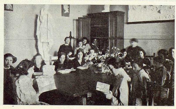 147_TRA-1923-194-Escuela Normal de Maestras, alumnas en la biblioteca-Foto Rodríguez