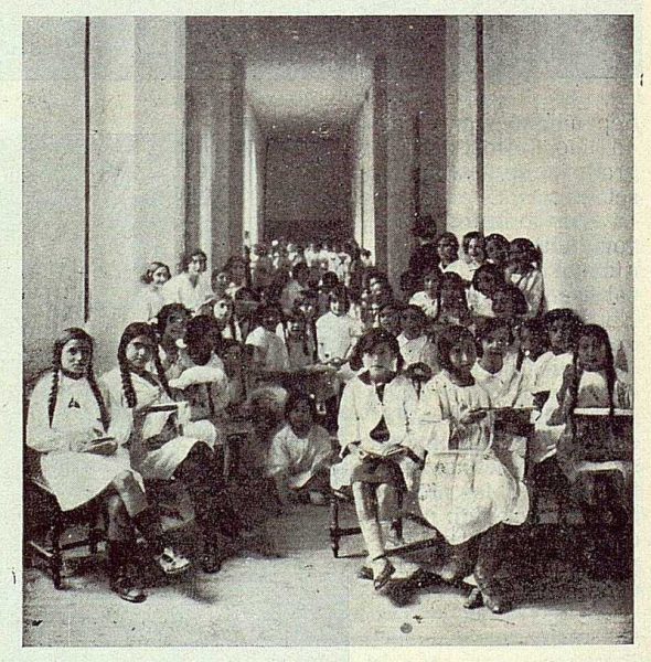 153_TRA-1923-194-Escuela Normal de Maestras, grupo de niñas en la hora del recreo-Foto Rodríguez