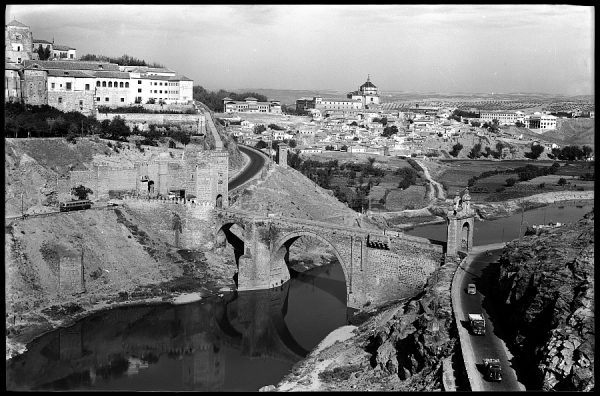 16 - 1961-04-00 - Toledo - Vista del puente de Alcántara y el Hospital Tavera