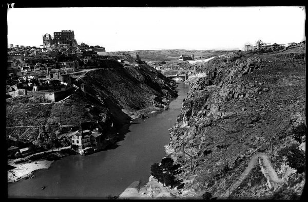 18 - 1947-07-00 - 071_1 - Toledo - Vista parcial y río Tajo