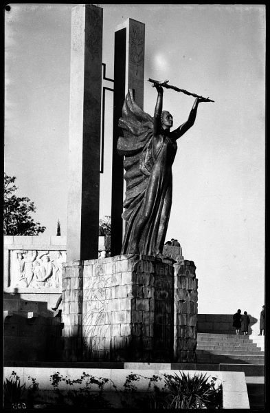 21 - 1961-11-00 - 505 - Toledo - Vista del costado derecho del monumento a los Héroes del Alcázar