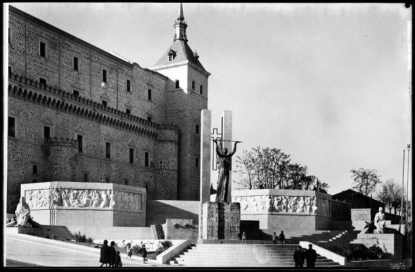 22 - 1961-11-00 - 506 - Toledo - Vista general del monumento a los Héroes del Alcázar