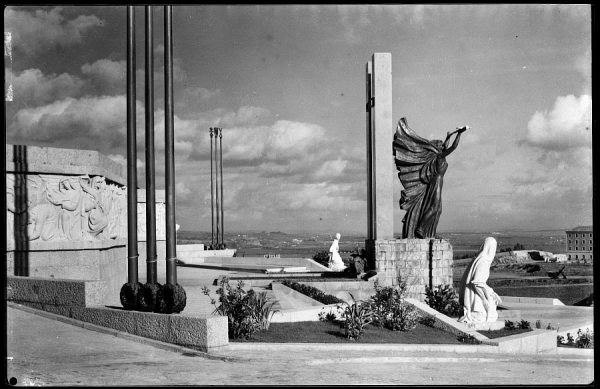 23 - 1961-11-00 - 507 - Toledo - Monumento del Ángel Custodio