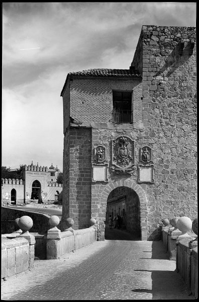 25 - 1961-04-00 - Toledo - Arco del Puente de San Martín