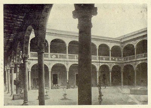 271_TRA-1929-272-Hospital de Santa Cruz, patio principal-Foto Rodríguez