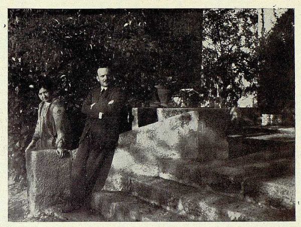 290_TRA-1927-249-Mansión Los Barreros de Pedro Cifuentes, el matrimonio en el jardín-Foto Rodríguez