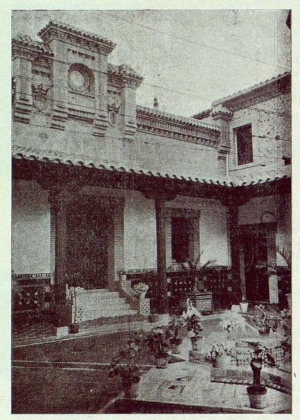 351_TRA-1924-203-Palacio de Higares de los Duques de la Vega, patio-Foto Rodríguez