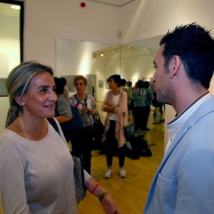 ilagros Tolón destaca el binomio talento juvenil y solidaridad en la muestra ‘Clave de luz’ del reportero gráfico Roberto Núñez