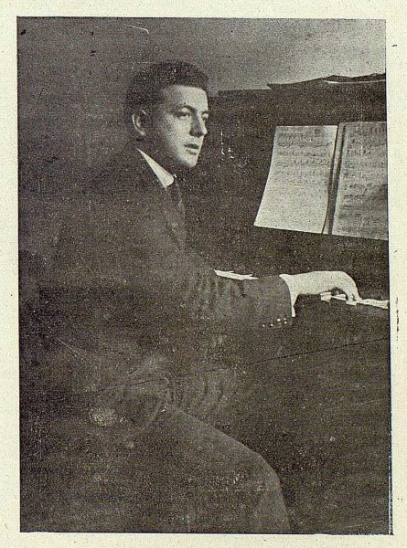 TRA-1919-128-Jacinto Guerrero al piano