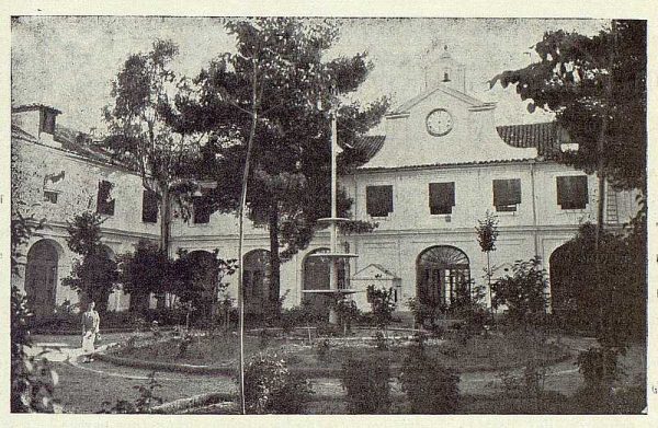 TRA-1922-186-Fábrica Nacional de Artillería, patio-Foto Rodríguez