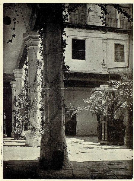 TRA-1926-234-Patio de una casona-Foto Clavería