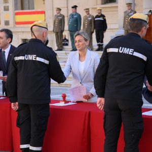 a alcaldesa participa en el acto de entrega de diplomas de los participantes en el Curso Básico de Emergencias de la UME
