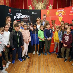 ilagros Tolón visita la muestra de la Copa Naismith y la Copa del Eurobasket Femenino que acoge el Ayuntamiento este viernes