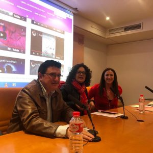 l Gobierno local respalda a Olga Ruiz en la presentación de su primera obra ‘Un desastre delicioso’