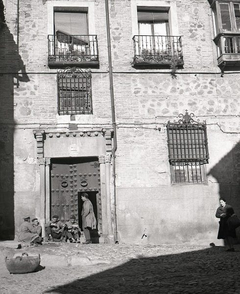 019-AKE_085_Almuerzo al sol en la calle de Santa Isabel