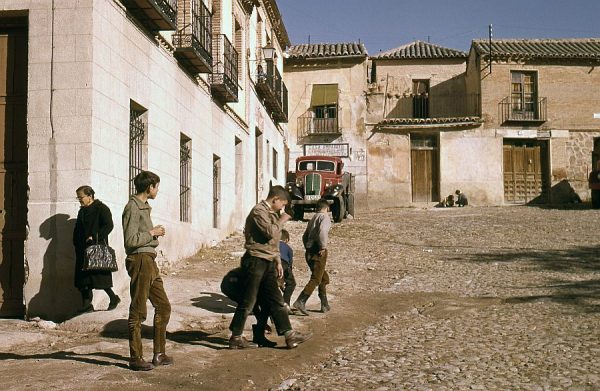 026-AKE_014_Jugando a las canicas en la plaza de Barrio Nuevo