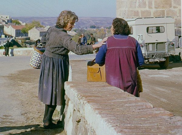 033-AKE_040_Mujeres conversando junto al puente de San Martín