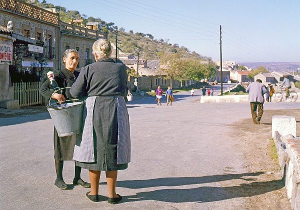 034-AKE_018_Mujeres conversando junto al puente de San Martín