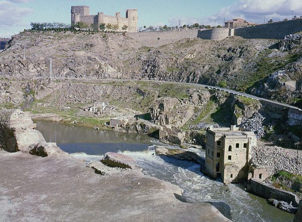 043-AKE_034_Vista del castillo y presa de San Servando