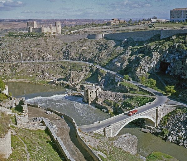 044-AKE_006_Vista del puente nuevo de Alcántara y el castillo de San Servando