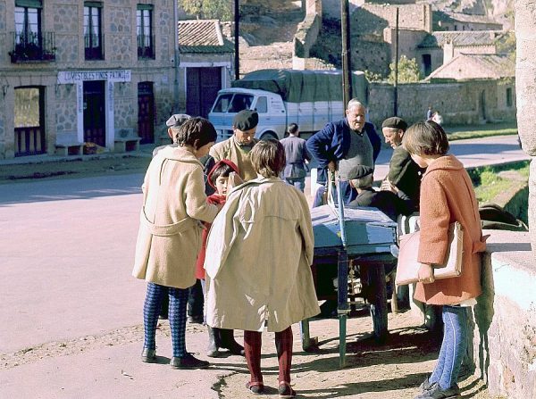 053-AKE_041_Niños en el puesto de chuches junto al puente de San Martín