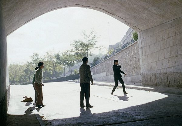 065-AKE_060_Jugando al frontón en el túnel del Alcázar